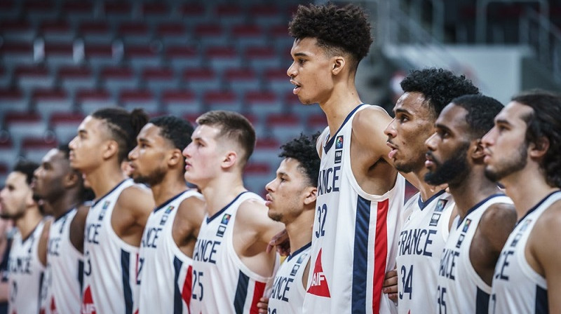 Viktors Vembanjama un Francijas juniori. Foto: Romāns Kokšarovs/Mikus Kļaviņš/FIBA