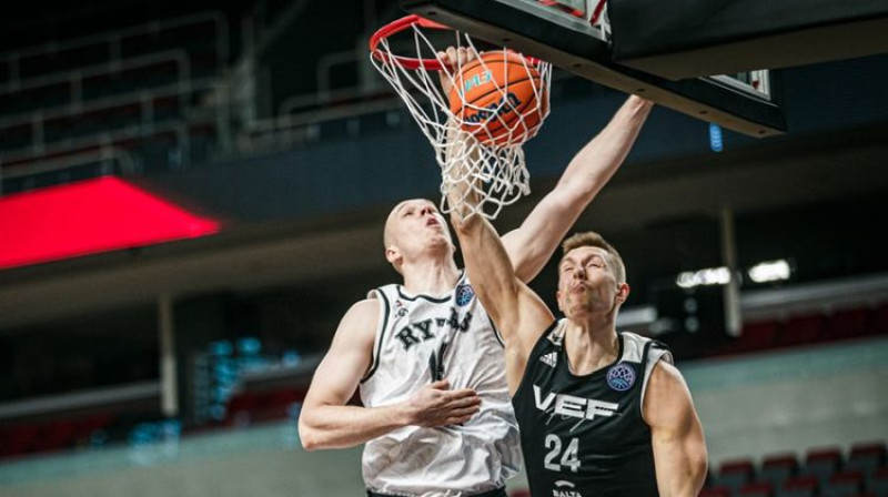 Alekss Madsens triec bumbu grozā. Foto: FIBA