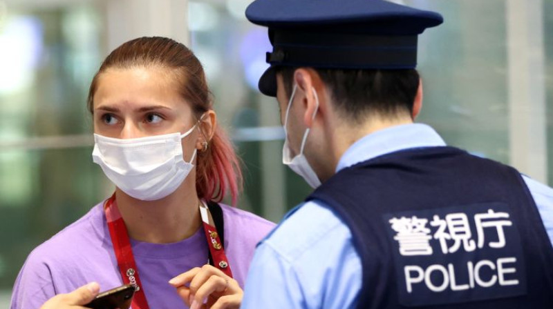 Kristina Cimanouska Tokijas lidostā vērsās pie policijas. Foto: Reuters/Scanpix