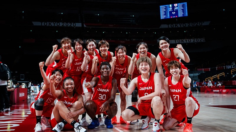 Saki Hajaši (#27) un Japānas basketbolistes: pirmais olimpiskais pusfināls. Foto: FIBA