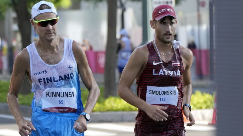 Ruslans Smolonskis (pa labi) Tokijas OS sacensībās. Foto: EPA/Scanpix