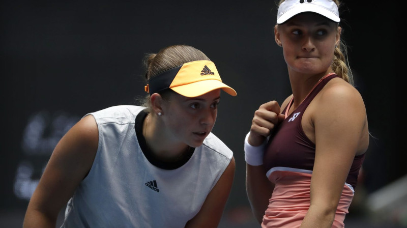 Aļona Ostapenko un Dajana Jastremska. Foto: AP/Scanpix