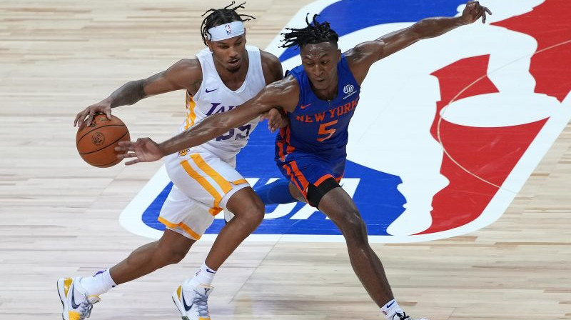 "Lakers" spēlētājs Džastins Robinsons pret "Knicks" aizsargu Imanuelu Kvikliju. Foto:USA Sports Today/Scanpix