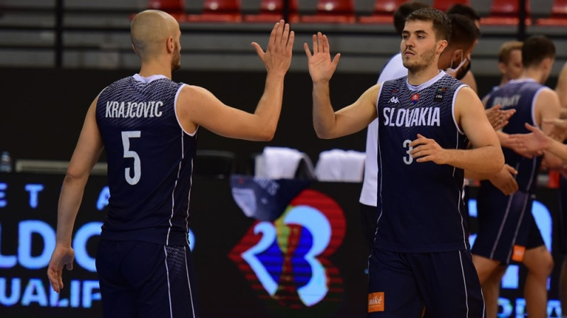 Slovākijas izlases basketbolisti Simons Krajčovičs (Nr. 5) un Matejs Majerčāks (Nr. 3). Foto: FIBA