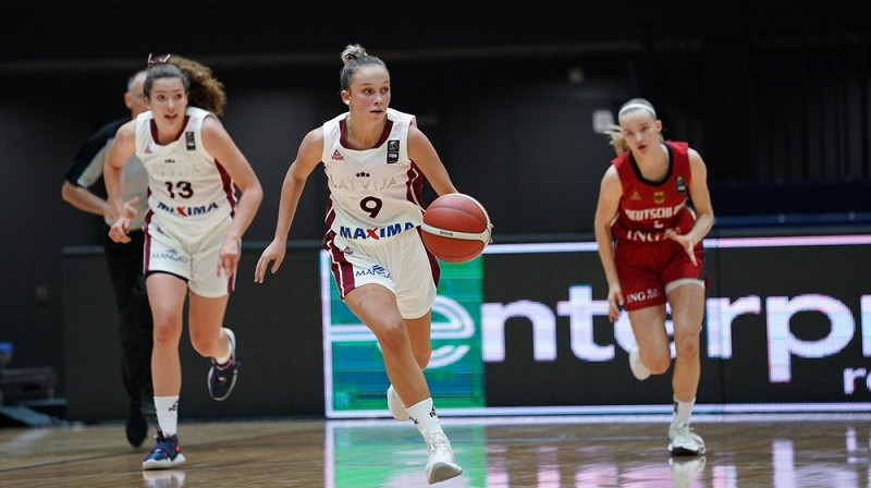 Aleksandra Stepanova un Dženifera Rieksta. Foto: FIBA