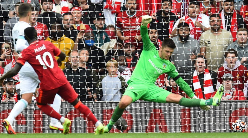 Sadio Manē pārspēj Niku Poupu. Foto: EPA/Scanpix