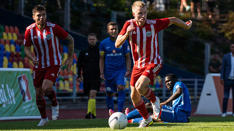 Uzvaras vārtu autors Jevgeņijs Berjozkins ar bumbu. Foto: FK Liepāja