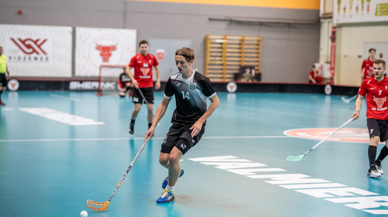 Ar bumbiņu četru vārtu autors Toms Ķeirāns. Foto: Raivo Sarelainens, floorball.lv