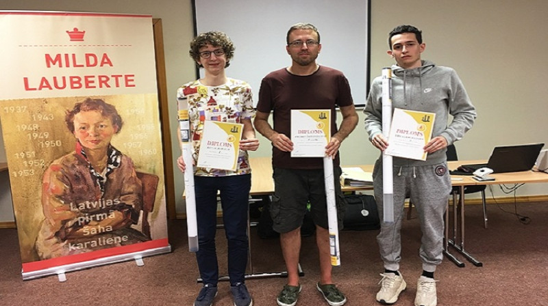 Pirmo trīs vietu ieguvēji: (no kreisās) Artis Alainis, Konstantīns Gudovskis un Daniels Milovs. Foto: Latvijas šaha federācija.