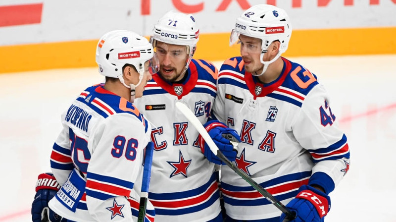 Sanktpēterburgas SKA hokejisti svin vārtu guvumu. Foto: ska.ru