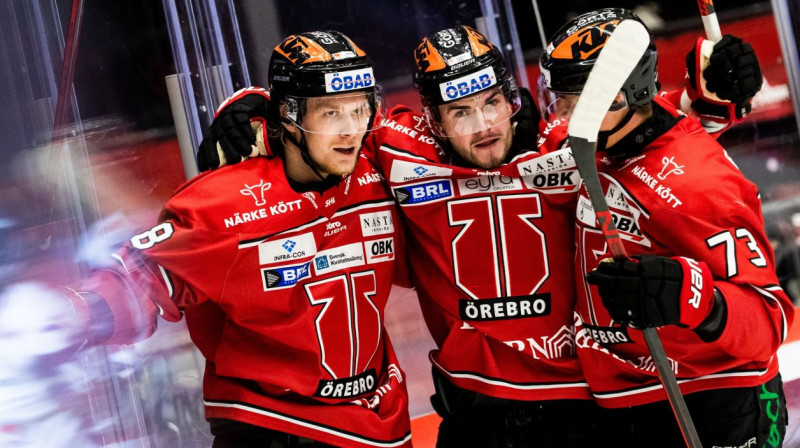 Rodrigo Ābols (pirmais no kreisās) svin vārtu guvumu. Foto: Örebro Hockey