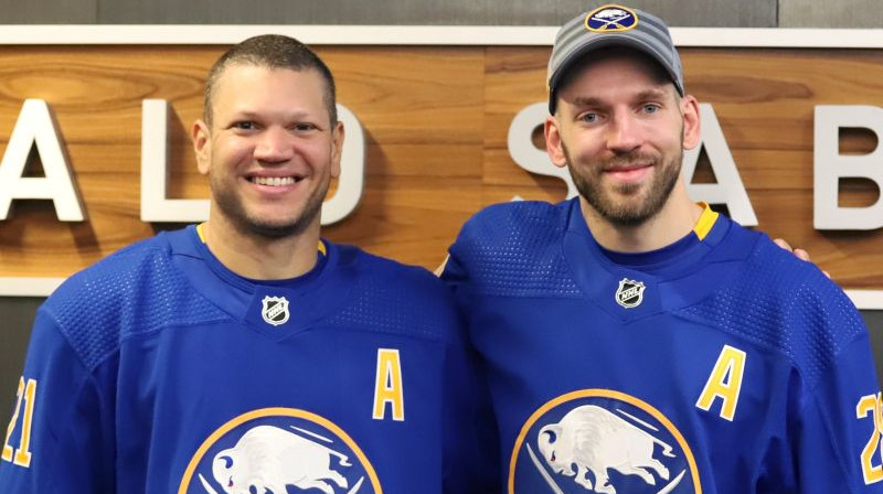 Kails Okposo un Zemgus Girgensons. Foto: Buffalo Sabres