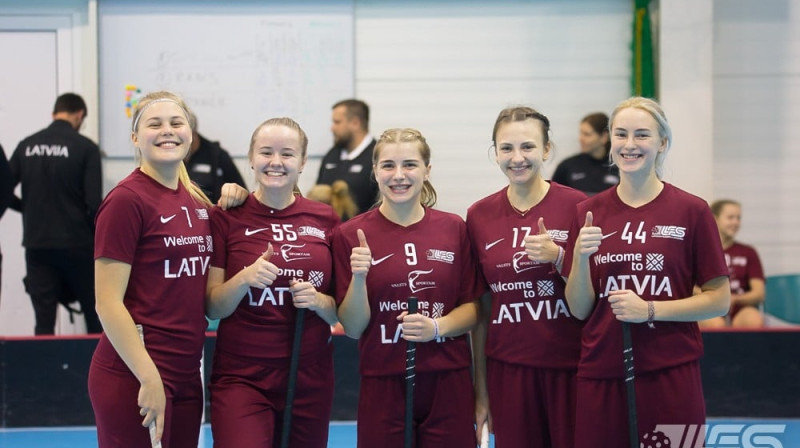 Latvijas sieviešu florbola izlases spēlētājas. Foto: floorball.lv