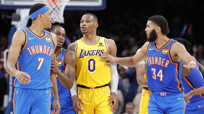 "Lakers" aizsargs Rasels Vestbruks (centrā). Foto: USA Sports Today/Scanpix