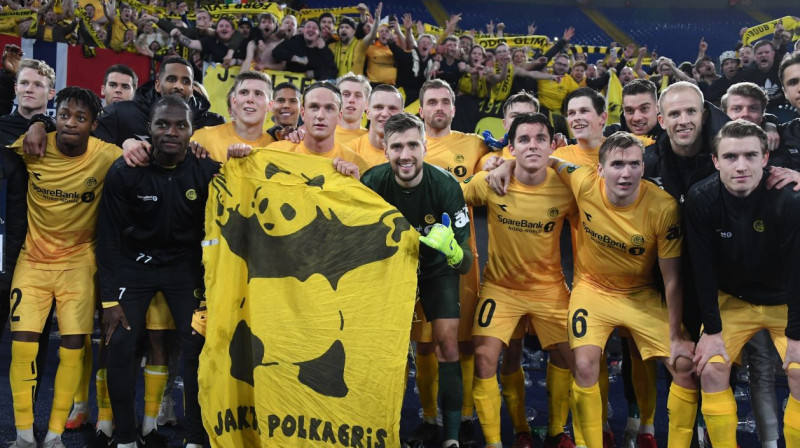 "Bodø/Glimt" futbolisti pēc spēles Romā pateicās atbraukušajiem līdzjutējiem. Foto: Alberto Lingria/Reuters/Scanpix