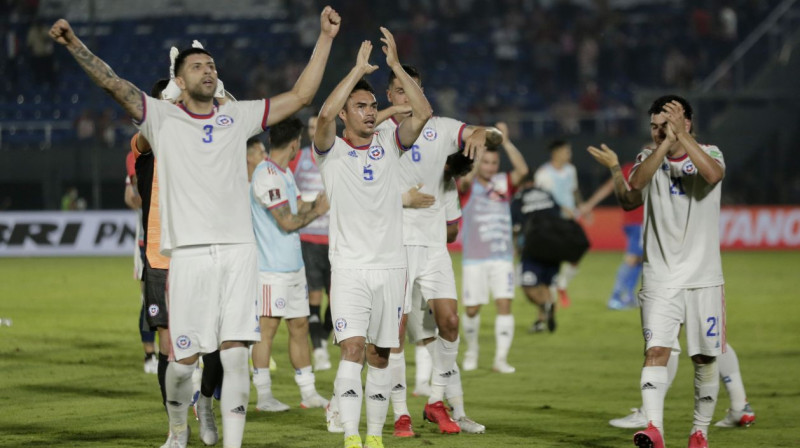 Čīles izlases futbolisti svin svarīgu panākumu Paragvajā. Foto: Cesar Olmedo/Reuters/Scanpix