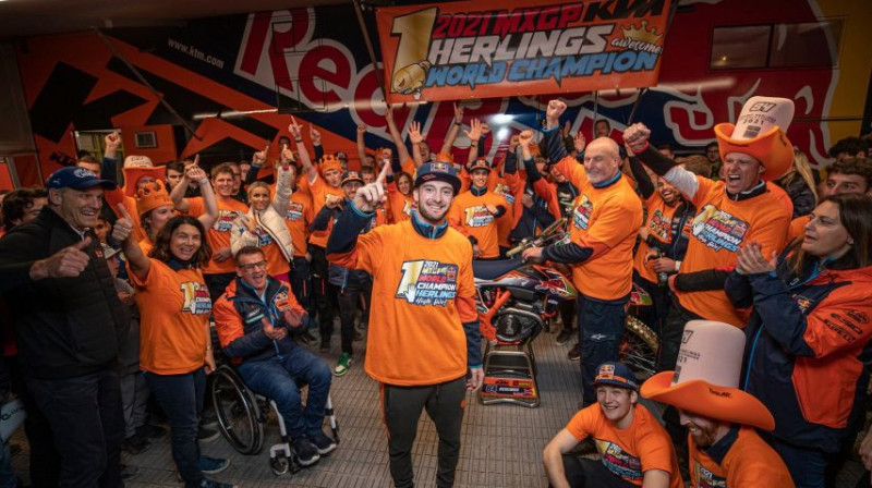 Džefrijs Herlings ar komandu. Foto: KTM Factory Racing