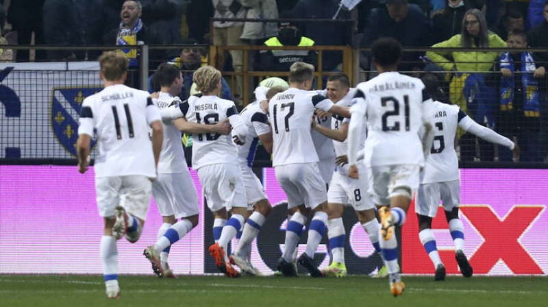 Somijas futbolisti līksmo. Foto: AP/Scanpix