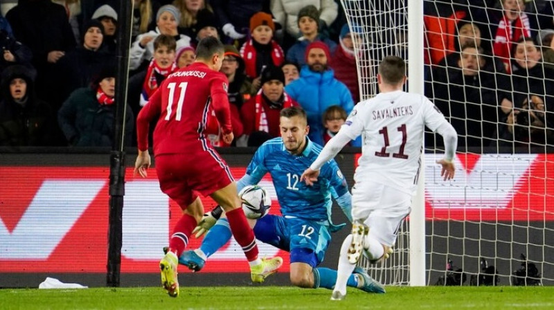 Roberts Ozols glābj Latvijas izlasi pēc Mohameda Eljunusi sitiena. Foto: AFP/Scanpix