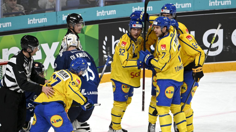 Zviedrijas izlases hokejisti svin vārtu guvumu. Foto: Markku Ulander/AP/Scanpix