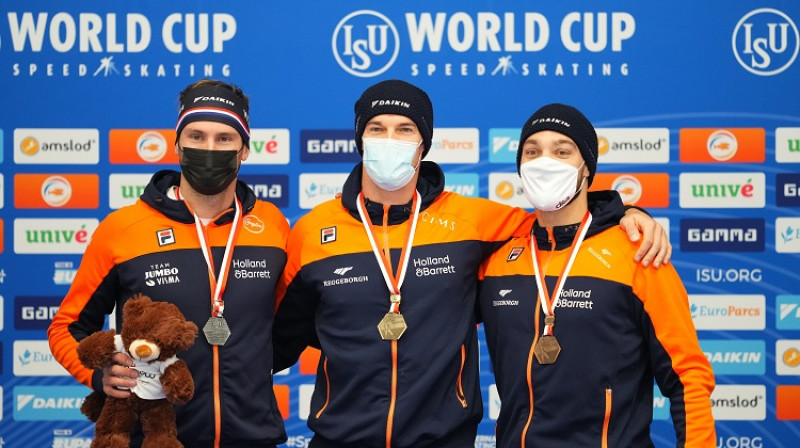 Nīderlandes ātrslidotāji paņēma visas trīs medaļas 1000 metru distnacē. Foto: Reuters/Scanpix
