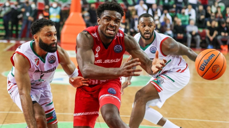 Jeruzalemes "Hapoel" basketbolists Retēns Obasohans (centrā). Foto: FIBA