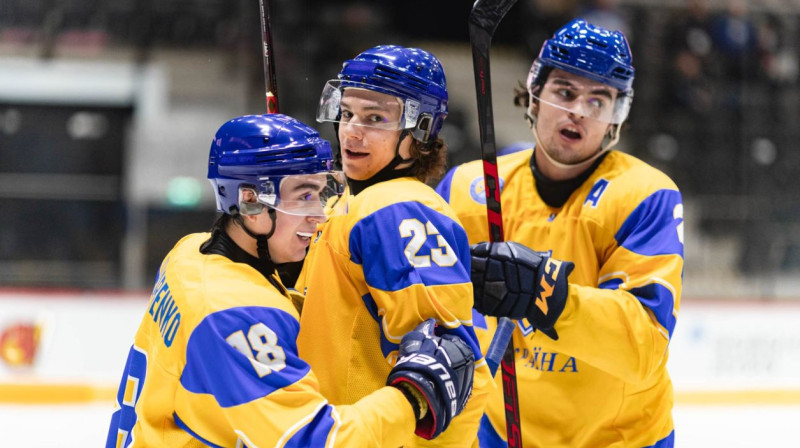 Ukrainas U20 izlases hokejisti svin vārtu guvumu. Foto: iihf.com