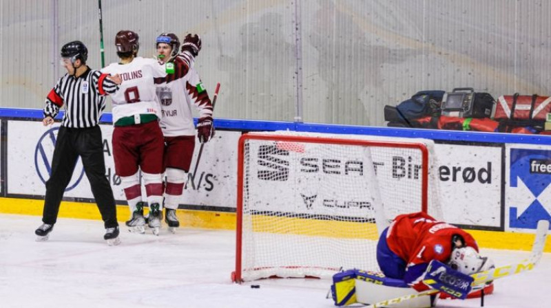 Latvijas U20 izlase svin vārtu guvumu. Foto: LHF