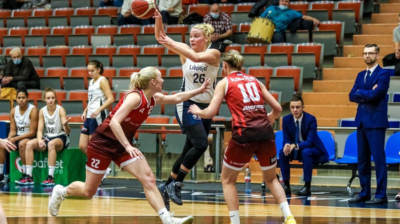 Ance Aizsila cīņā pret Tallinas Universitāti. Foto: Ģirts Gertsons