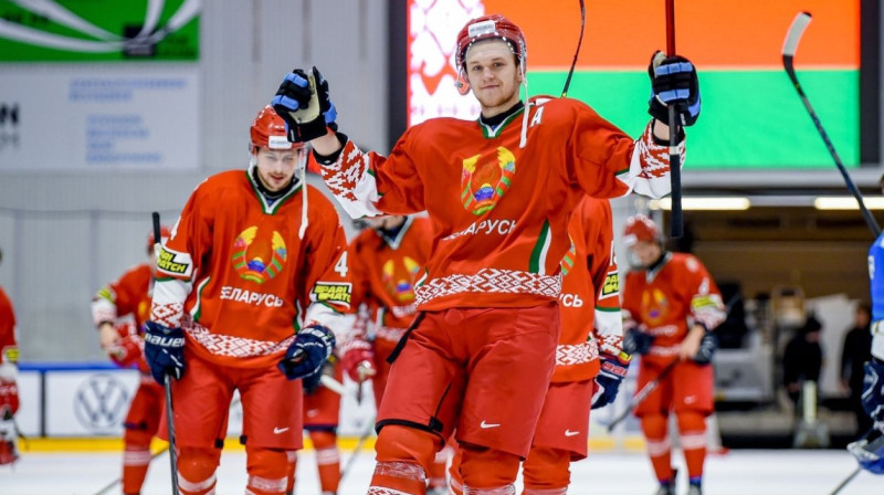 Baltkrievijas U20 izlases uzbrucējs Sergejs Kuzņecovs (priekšplānā) un pārējie hokejisti svin panākumu. Foto: hockey.by