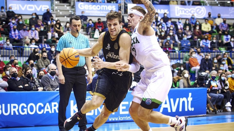 Burgosas "San Pablo" basketbolists Čavi Rabaseda ar bumbu pret Stambulas "Darussafaka" spēlētāju Aizeju Piņeiro. Foto: FIBA