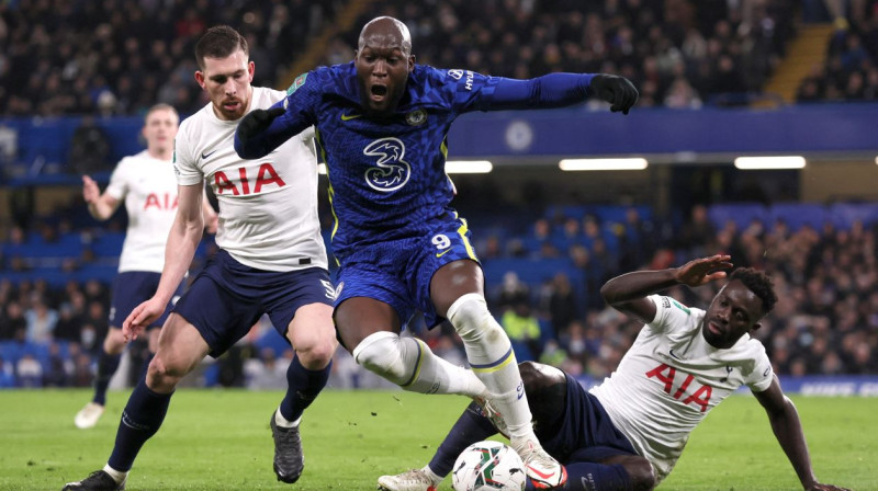 Londonas "Chelsea" uzbrucējs Romelu Lukaku (Nr. 9) cīņā par bumbu. Foto: Andrew Couldridge/Reuters/Scanpix