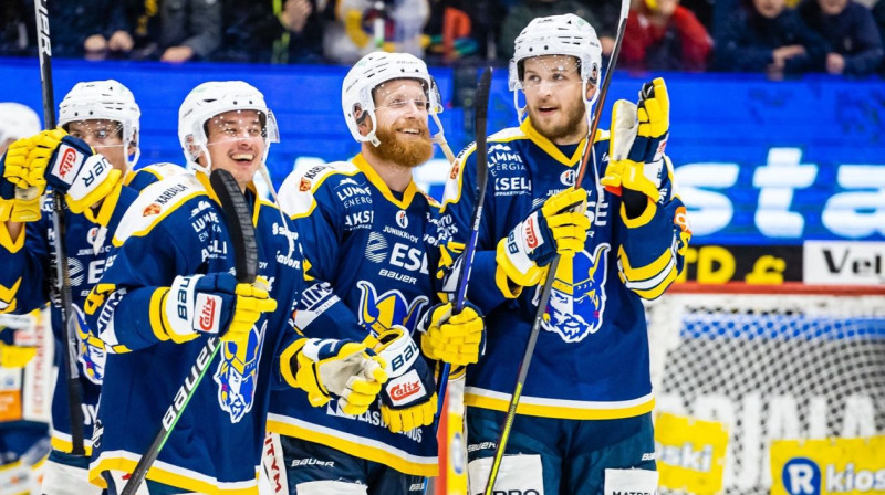 Oskars Batņa (pirmais no labās) ar komandas biedriem. Foto: Mikkelin Jukurit