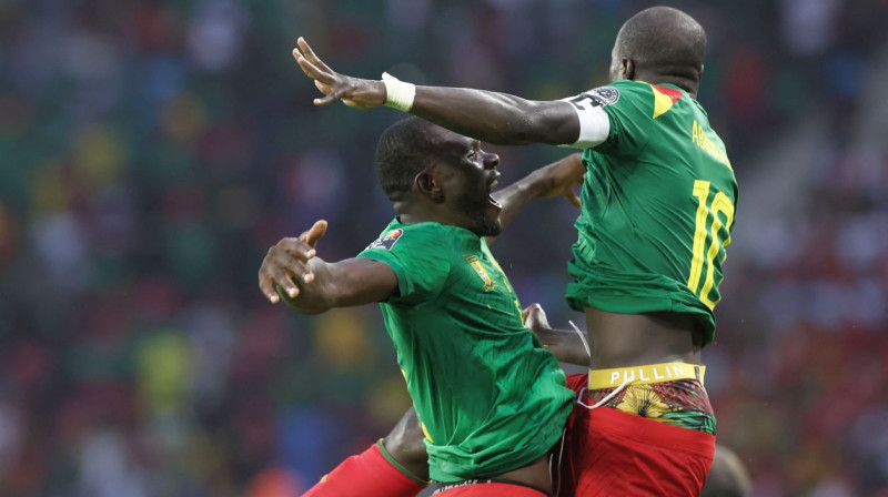 Kamerūnas izlases futbolisti svin vārtu guvumu. Foto: AFP/Scanpix