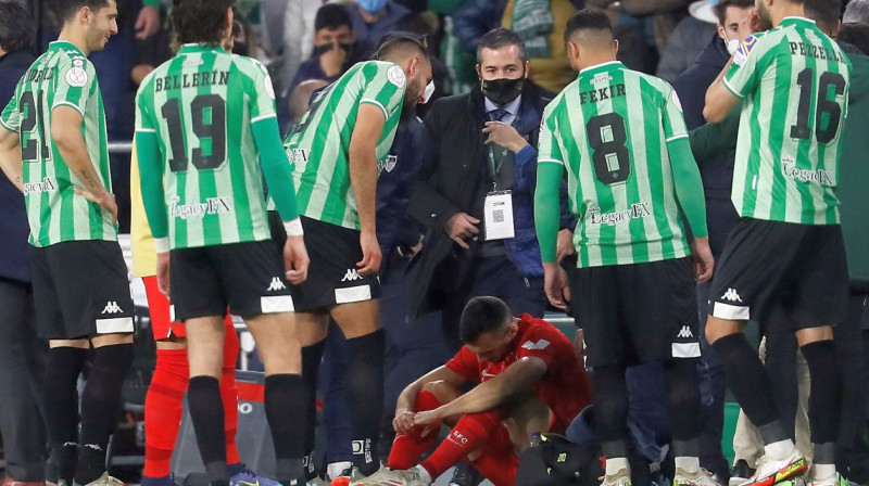 Cietušais Žuans Žordans, kā arī "Real Betis" un "Sevilla" futbolisti pēc notikušā incidenta. Foto: Jose Manuel Vidal/EPA/Scanpix