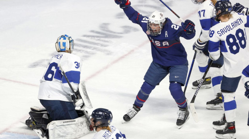 ASV hokeja izlases uzbrucēja Hilarija Naita svin vārtu guvumu. Foto: David Cerny/Reuters/Scanpix