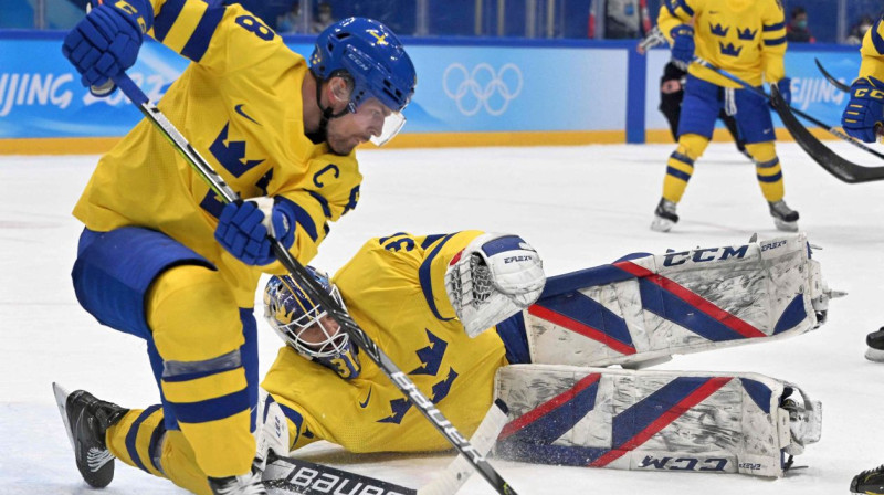 Zviedrijas izlases vārtsargs Lāšs Juhansons cīņā. Foto: Anthony Wallace/AFP/Scanpix