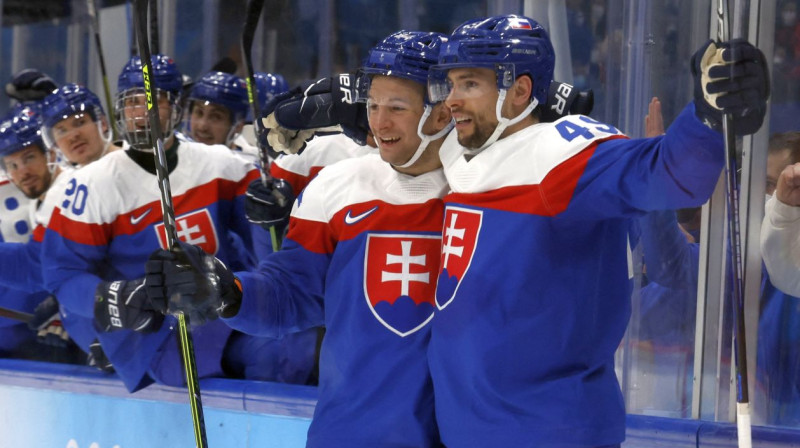 Slovākijas izlases hokejisti svin vārtu guvumu. Foto: Jonathan Ernst/Reuters/Scanpix