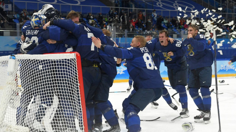 Somijas izlases hokejisti svin triumfu olimpiskajās spēlēs. Foto: Annegret Hilse/Reuters/Scanpix