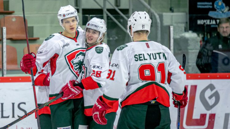 Baltkrievs Artjoms Anosovs (#28) un krievs Dmitrijs Seļutins (#91). Foto: Optibet Hokeja līga