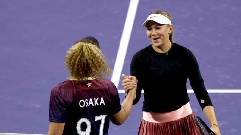 Naomi Osaka un Amanda Aņisimova. Foto: AFP/Scanpix