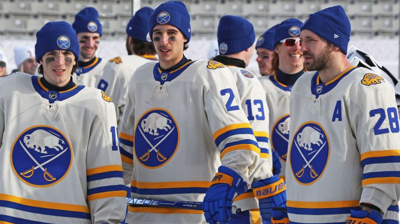 Zemgus Girgensons kopā ar komandas biedriem. Foto: AFP/Scanpix