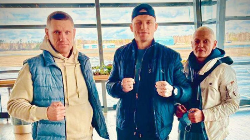 Ričards Bolotņiks (centrā) ceļā uz Barselonu. Foto: LNK Boxing