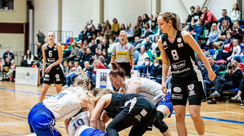 Daugavpils basketbolistes cīņā par bumbu. Foto: Renārs Koris