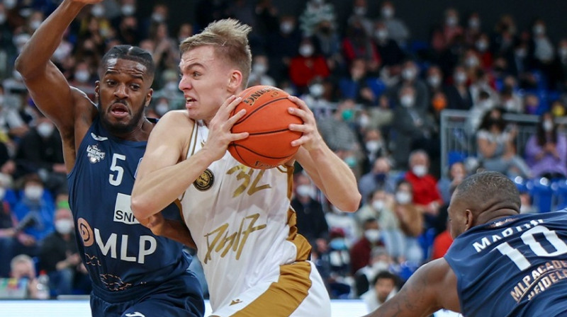 Artūrs Žagars caurgājienā. Foto: Basketball Lowen Braunschweig