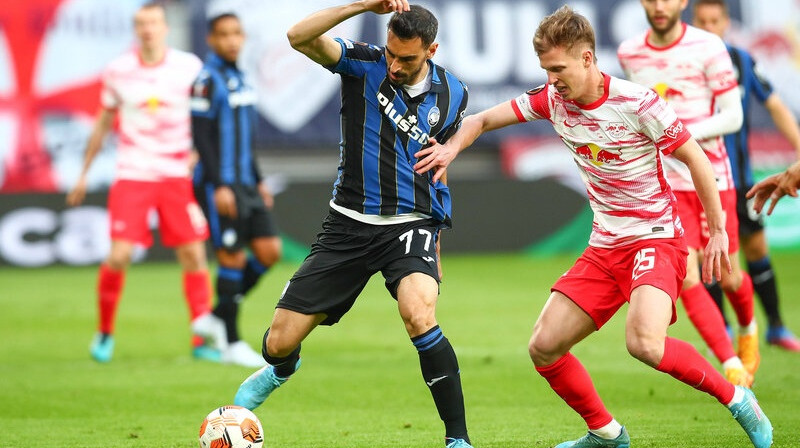 Davide Zapakosta cīņā pret Dani Olmo. Foto: Imago Images/Scanpix