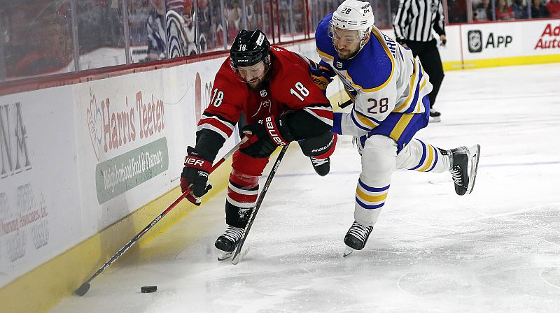 Dereks Stepans un Zemgus Girgensons. Foto: AP/Scanpix