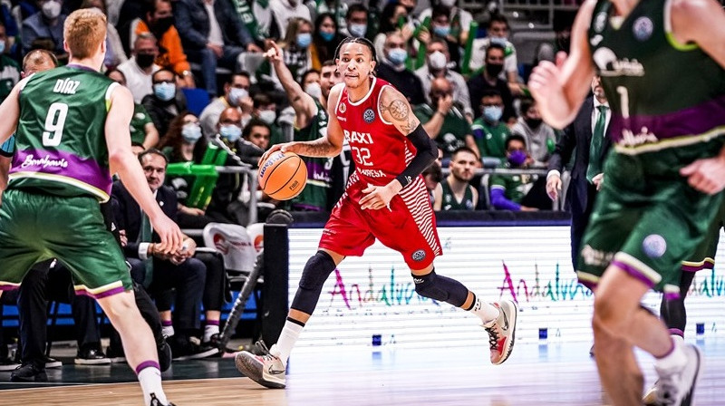 Džo Tomasons ar bumbu. Foto: FIBA Champions League