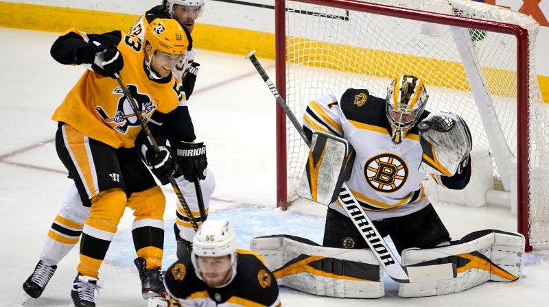 Teodors Bļugers Bostonas "Bruins" vārtu priekšā. Foto: AP/Scanpix