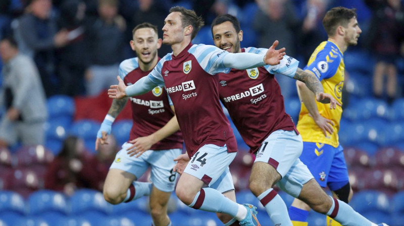 "Burnley" futbolists Konors Robertss (Nr. 14) svin vārtu guvumu. Foto: Craig Brough/Reuters/Scanpix